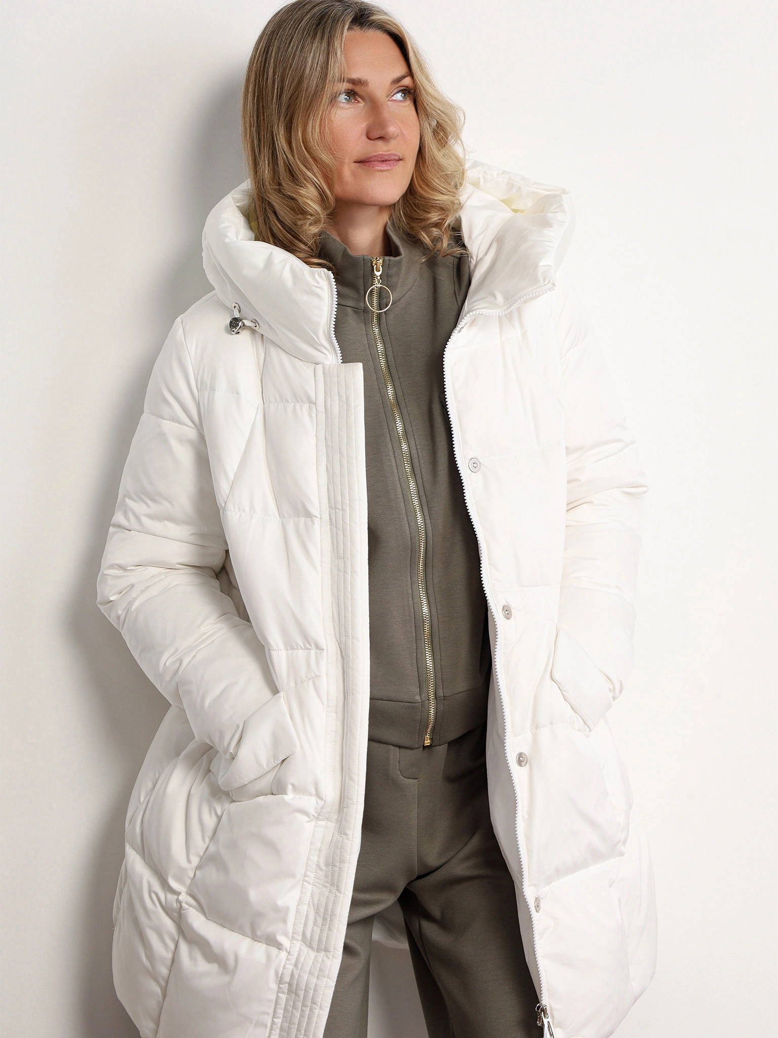 Пуховик белого цвета с капюшоном